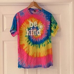 Gildan ‘Be kind’ rainbow tee size medium true to size. Good preowned condition💜